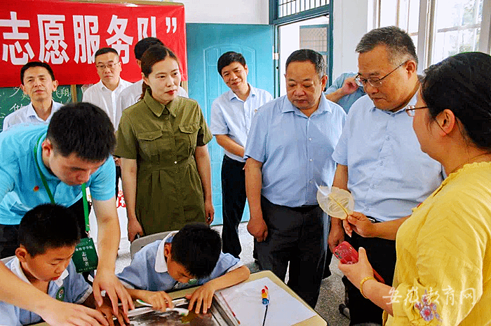yl23455永利官网调研大学生暑期“三下乡”社会实践校地合作情况并看望慰问师生团队1_副本.png